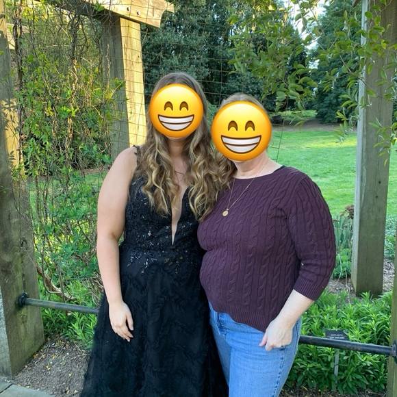 Elegant Black Evening Gown - Picture 6 of 6